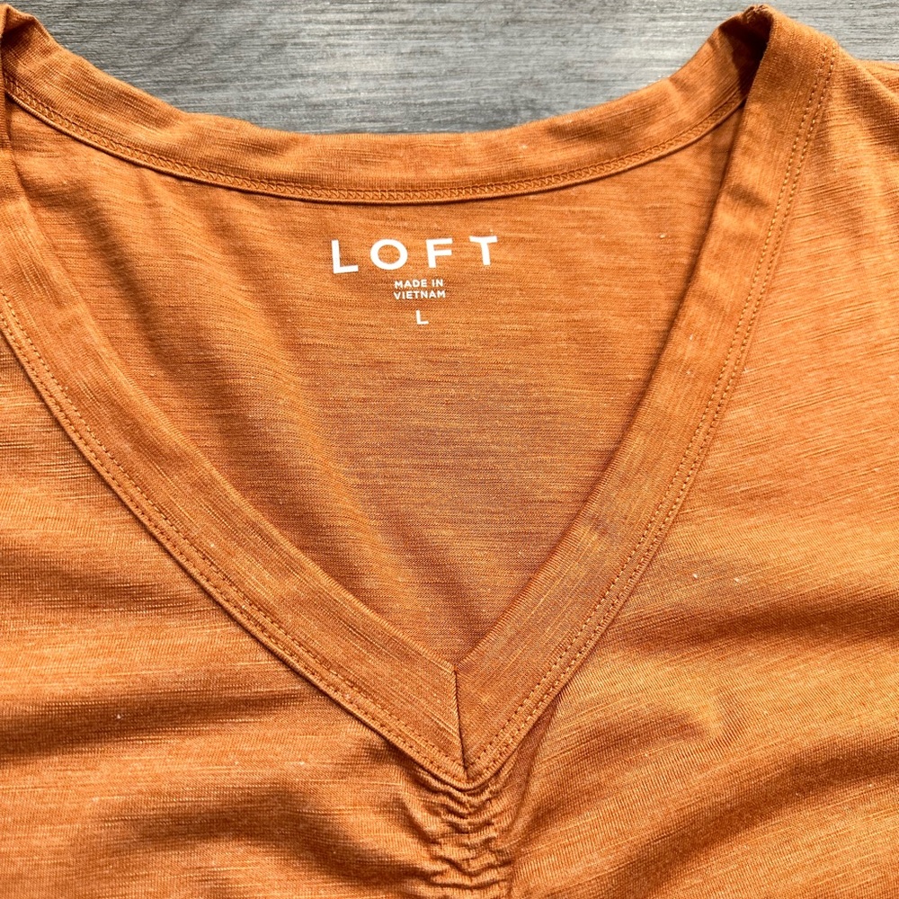 LOFT Gold V-neck Short Sleeve Ruched Crop Top - Picture 2 of 7